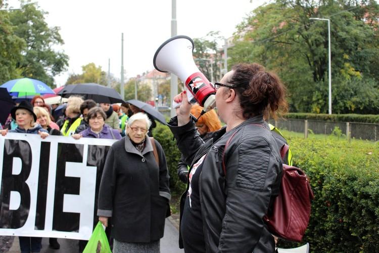Czarny Wtorek. Kilkaset osób wyszło na ulice Wrocławia w rocznicę Ogólnopolskiego Strajku Kobiet [ZDJĘCIA]