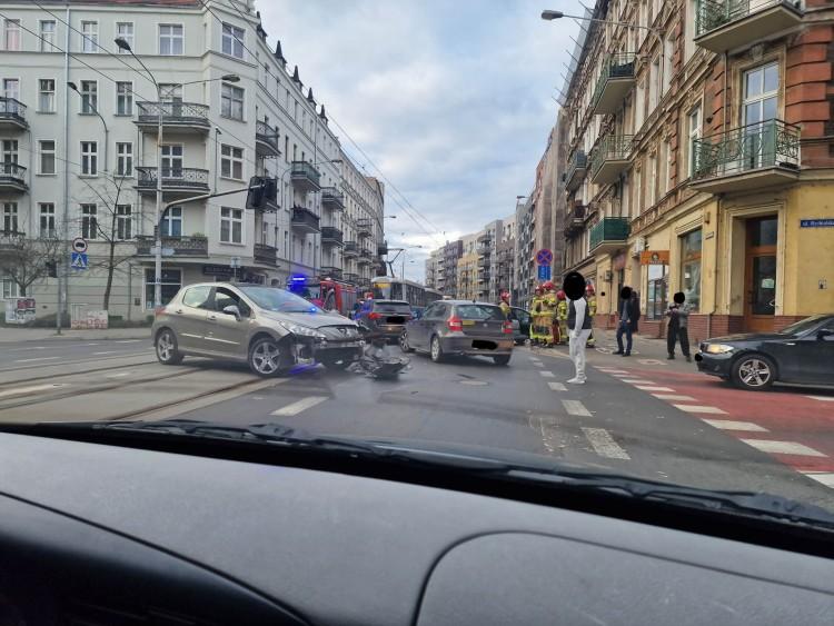 Kolizja na Jedności Narodowej i Rychtalskiej. Zderzyły się dwie osobówki