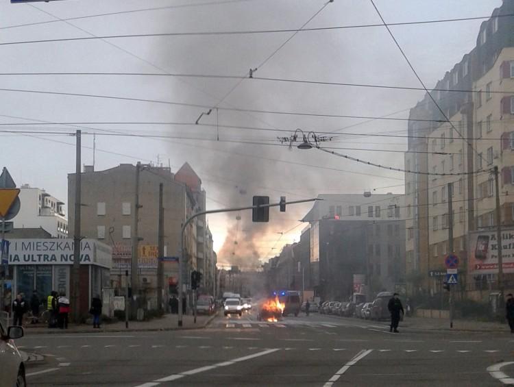 Wrocław: pożar samochodu na skrzyżowaniu w centrum