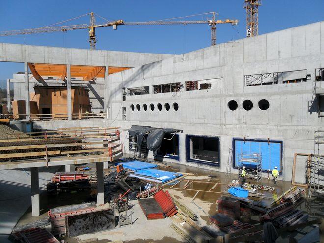 Wrocławskie ZOO: już montują gigantyczne szyby w Afrykarium [ZDJĘCIA]