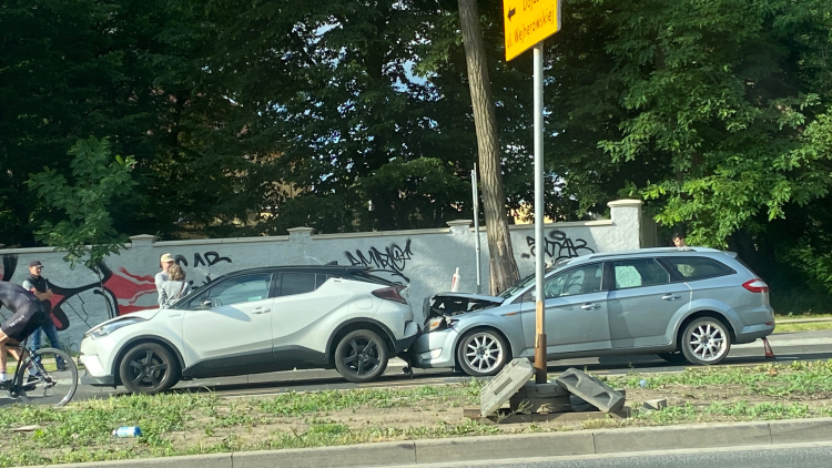 Zderzenie samochodów na Popowicach w porannym szczycie