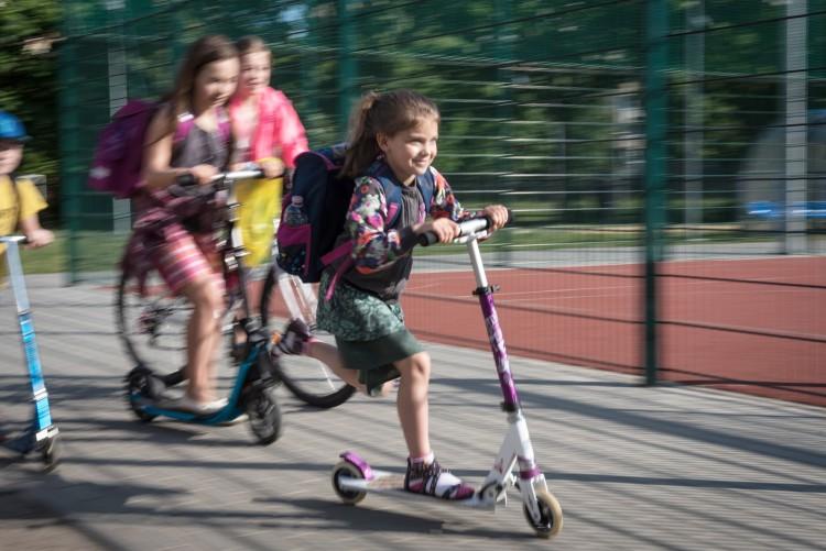 Do niektórych szkół i przedszkoli 100% dzieci przyjeżdża na rowerze albo hulajnogą