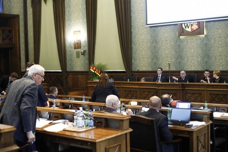 Budżet Wrocławia na 2019 rok przyjęty. Ma być „silniej sfokusowany na potrzebach mieszkańców”