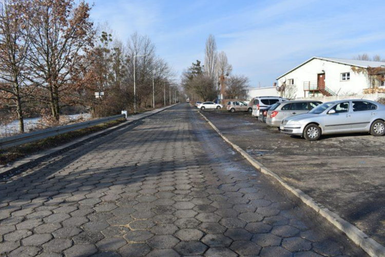Remont ulicy na Swojczycach. Zamiast dzikiego parkingu zieleń