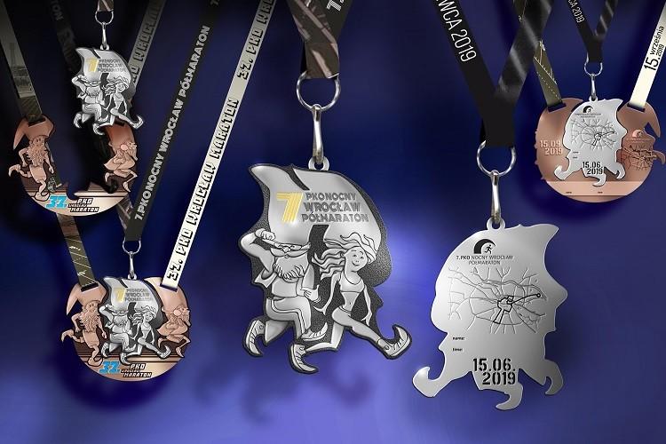 Krasnale na medalach za pokonanie 7. PKO Nocnego Wrocław Półmaratonu
