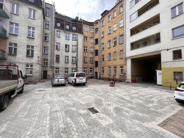 Miało być zielono, jest żwir. Urzędnicy: to nie koniec remontu podwórka