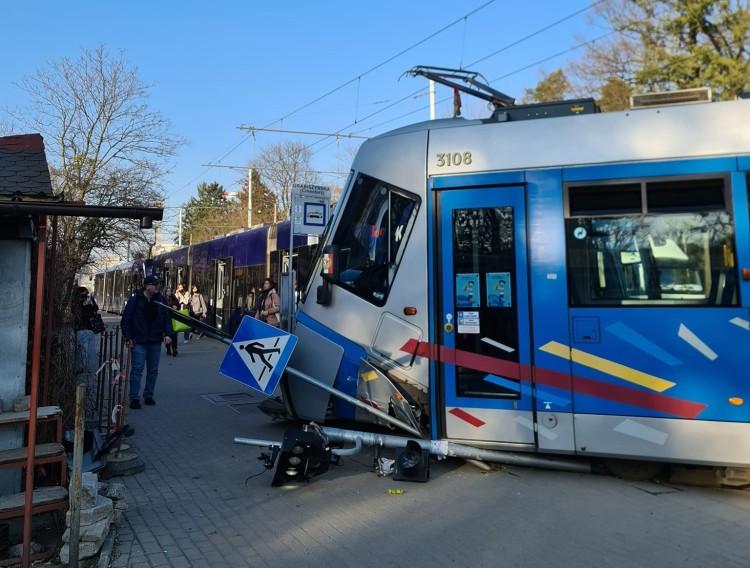 Spektakularne wykolejenie i utrudnienia dla pasażerów MPK Wrocław