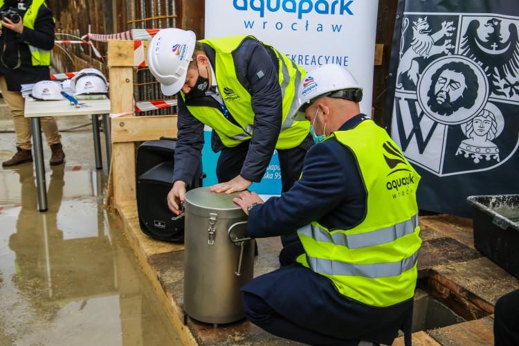 Budowa nowego aquaparku. Wmurowali kapsułę czasu z maseczką w środku [ZDJĘCIA]