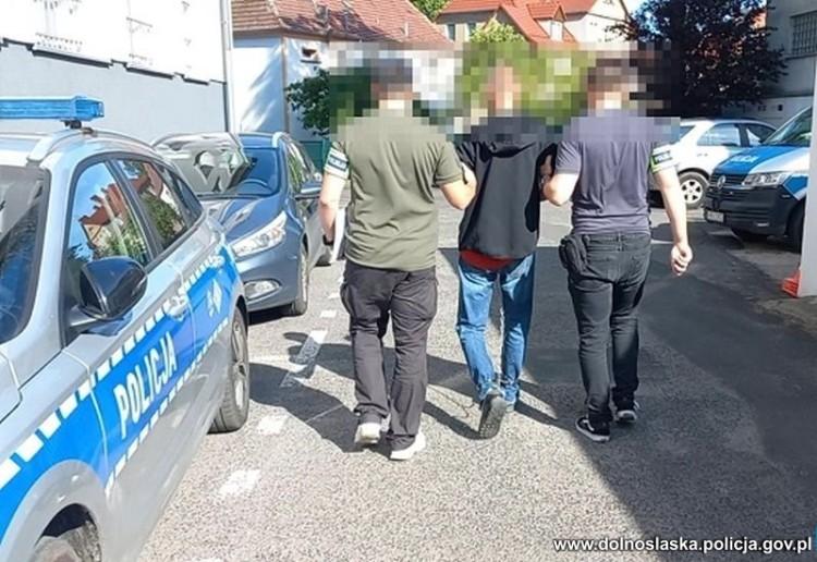 W preparacie do stóp schował narkotyki. Grozi mu do 10 lat za kratkami
