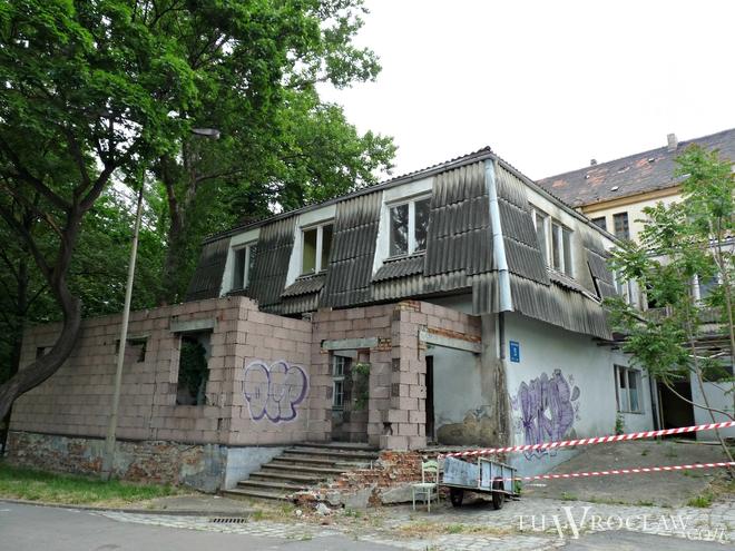 Częściowo rozebrali jeden z budynków dawnego szpitala przy placu Jana Pawła II. Bo miał spękane fundamenty