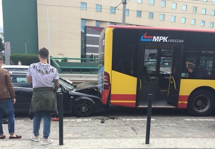 Seria wypadków we Wrocławiu. Karetka zderzyła się z tramwajem, samochód wjechał w autobus