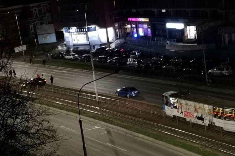 Samochód na torowisku na Legnickiej. Tramwaje kursowały objazdem