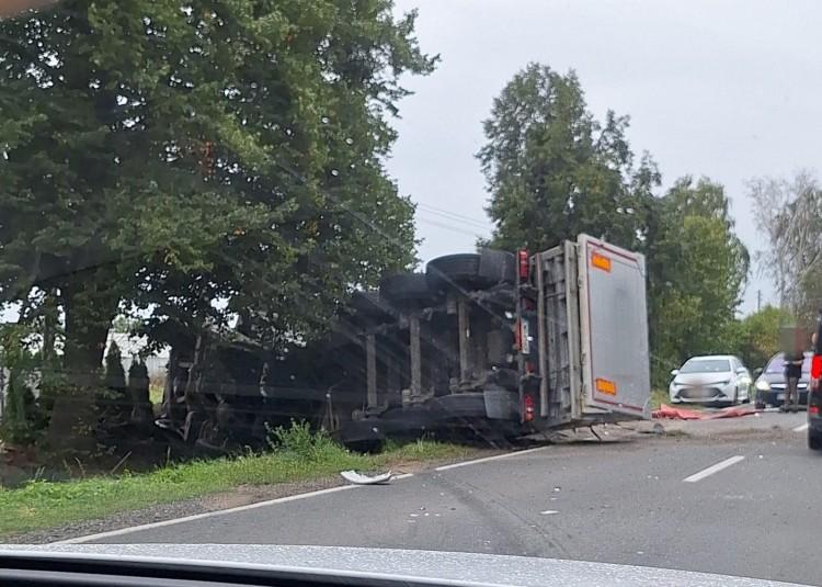 Wypadek na trasie Strzelin - Wrocław. Tir wpadł do rowu i leży na boku