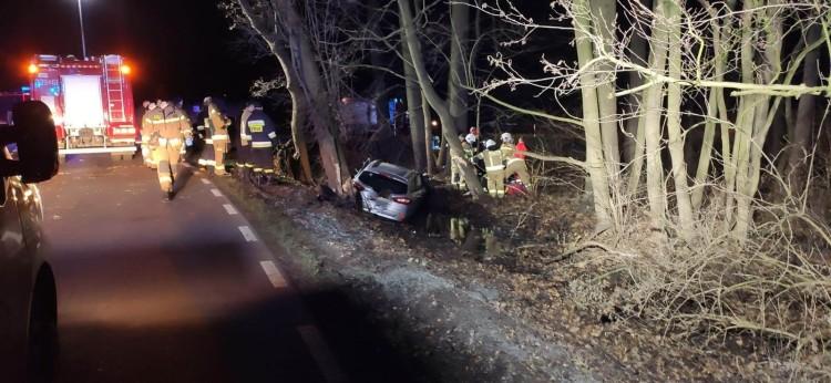 Wypadek koło Długołęki. Auto dachowało, jedna osoba poszkodowana