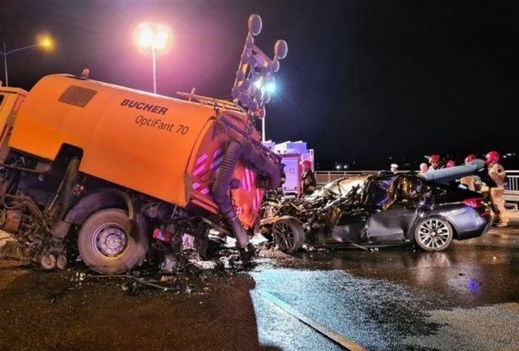 Tragiczny wypadek na AOW. BMW uderzyło w uliczną zamiatarkę. Nie żyje 39-latek [ZOBACZ]