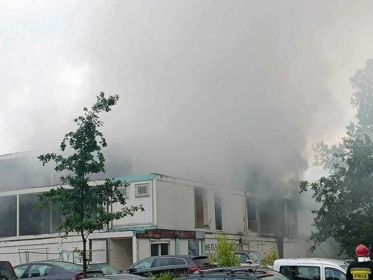 Wrocław: Duży pożar na Gądowie. 10 zastępów straży walczyło z ogniem