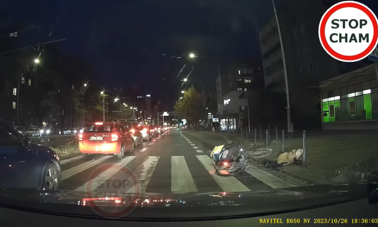 Wrocław: Rowerzysta potrącił pieszą na pasach. Uderzyła głową w słupek [WIDEO]