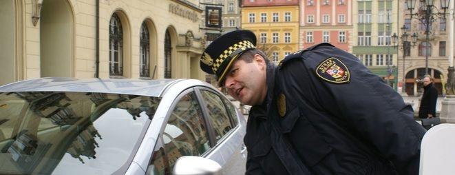 Zaczepiał kierowców i prosił o pieniądze. Sam dostał 500 złotych mandatu