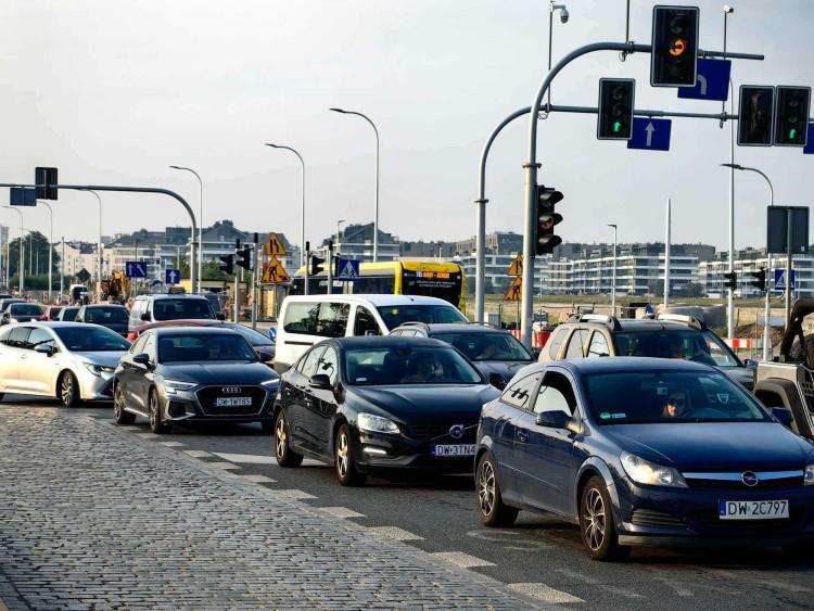 Korek-gigant na Jagodnie. Ludzie nie mogą wejść do autobusów