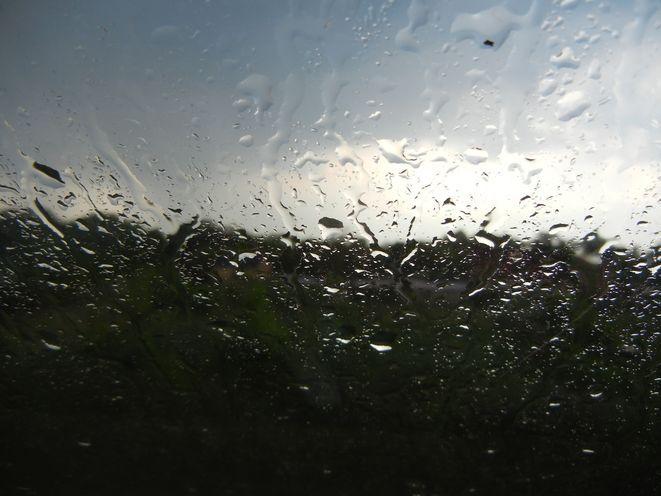 Aż do wtorkowego popołudnia będzie we Wrocławiu lało. W górach sypie śnieg
