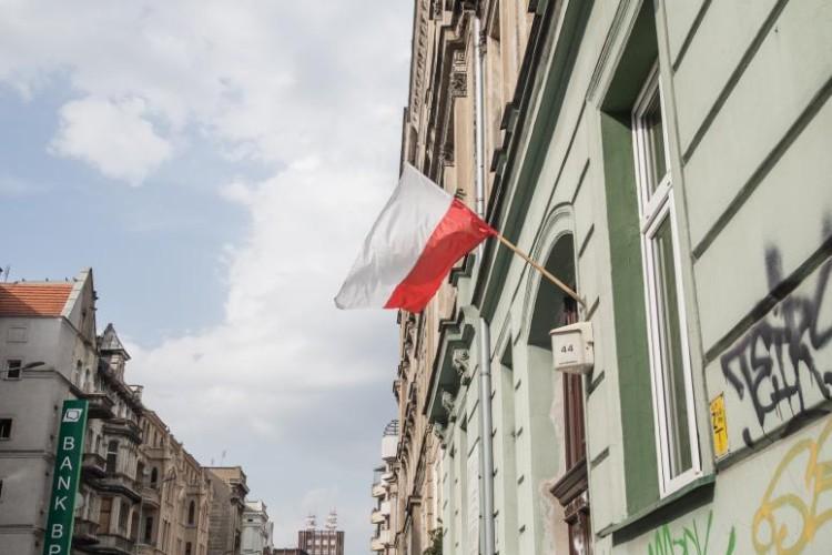 Wrocław: 19-latkowie zrywali i niszczyli polskie flagi