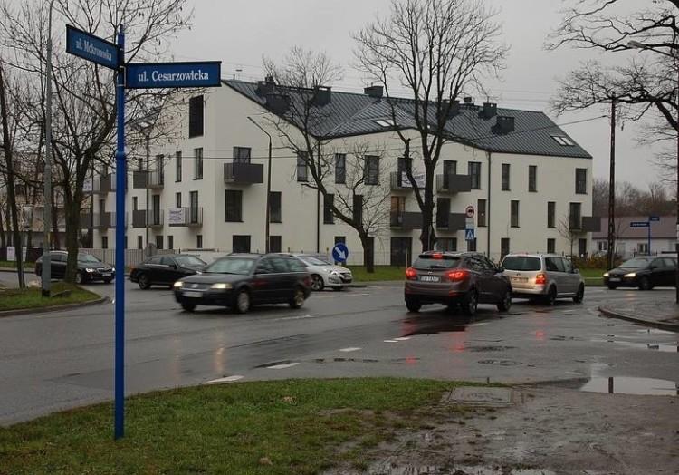 Na zakorkowanym skrzyżowaniu stanie sygnalizacja świetlna. Co z budową ronda?