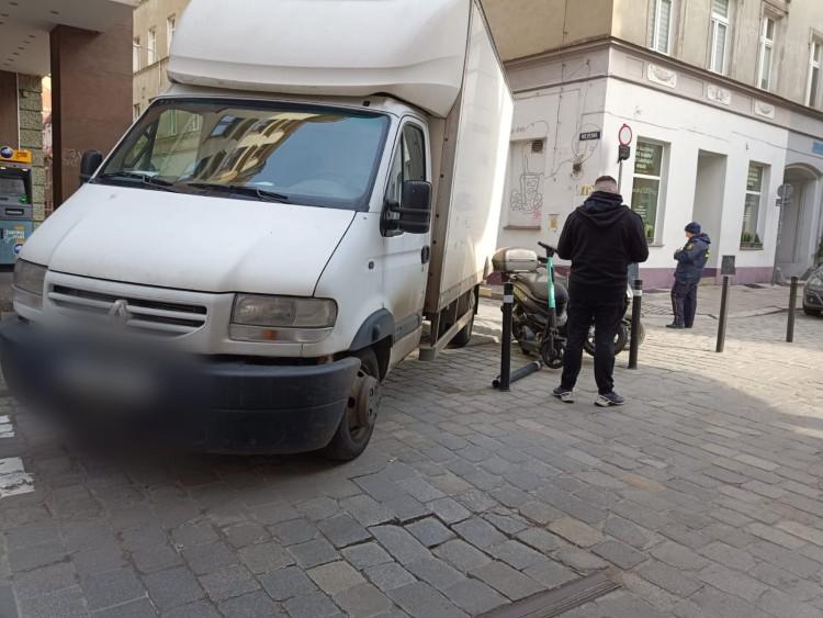 Wrocław: Kłótnia ze strażnikami miejskimi koło Rynku. Dostawczak zablokował ulicę [WIDEO]