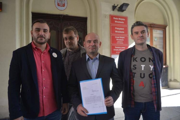 SLD chce, by we wrocławskich szkołach wisiała preambuła konstytucji. Ma za to zapłacić miasto