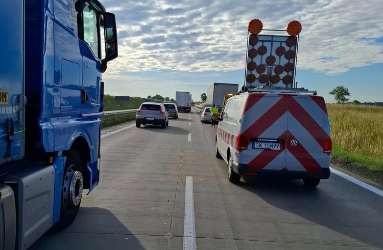 Osobówka najechała na tył ciężarówki. Utrudnienia na autostradzie A4