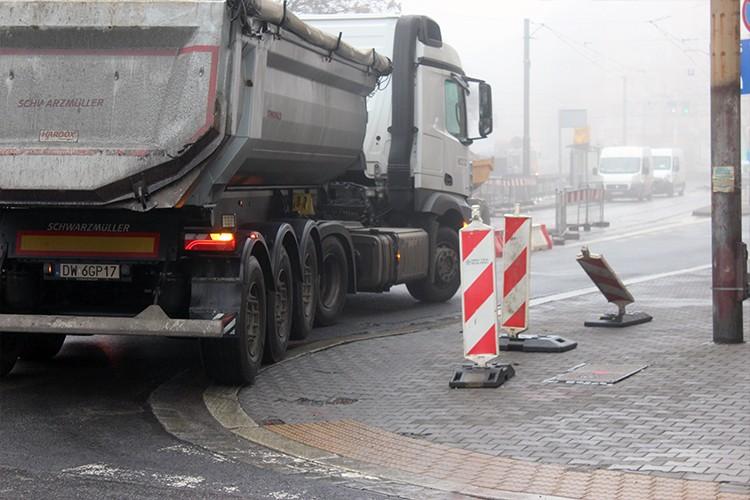 Wrocław: autobusy kursujące objazdem muszą wjeżdżać na chodnik, żeby skręcić [ZDJĘCIA]