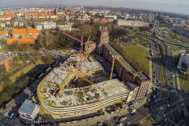Bryła ogromnego futurystycznego gmachu w centrum Wrocławia niemal gotowa. Zobacz zdjęcia z lotu ptaka