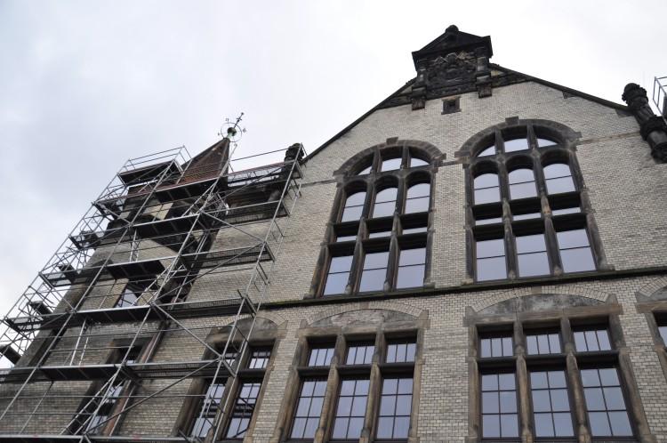 Uniwersytet remontuje jeden ze swoich budynków. Renowację przejdzie dach [ZDJĘCIA]