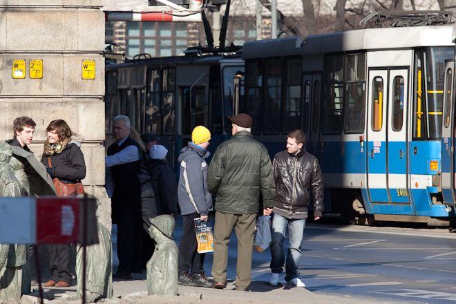 Pijany mężczyzna oszalał w tramwaju na Świdnickiej. Wstrzymał ruch na 20 minut