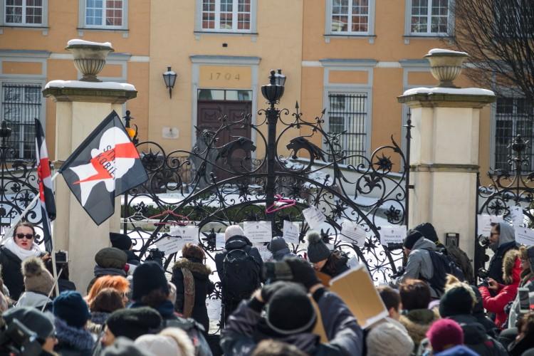 Protest przed pałacem wrocławskiego arcybiskupa [ZDJĘCIA]