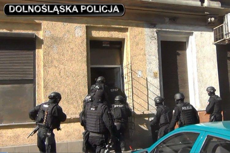 Wrocławscy policjanci przechwycili 90 opakowań dopalaczy. Pomogli im antyterroryści