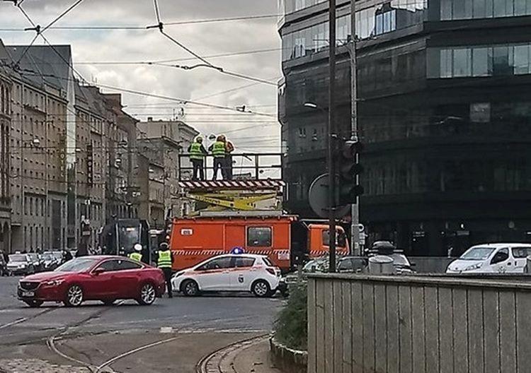 Uszkodzona sieć trakcyjna i awaria torowiska w centrum