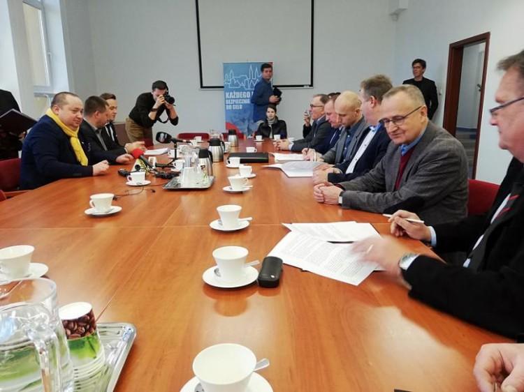 Związkowcy kłócą się o prezesa MPK. Jedni chcą go odwołać, drudzy wychwalają u prezydenta