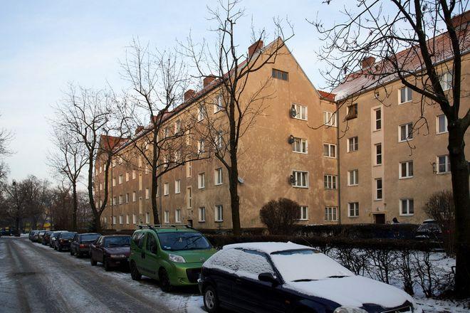 Mieszkańcy nie chcą by miasto zamieniło ich ulicę w jednokierunkową i zakazało parkowania