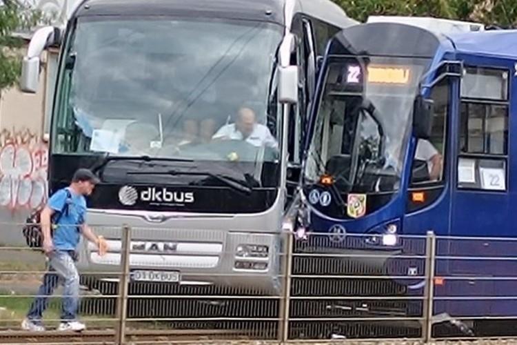Poważny wypadek w centrum: autobus wjechał w tramwaj