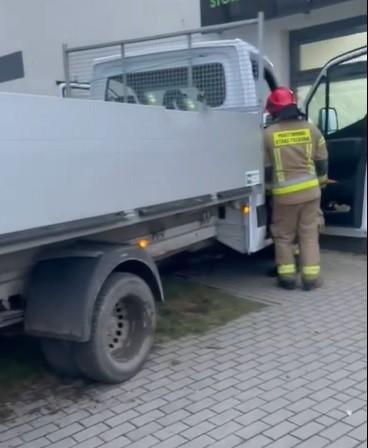 Wypadek na Królewieckiej. Ciężarówka wpadła w budynek
