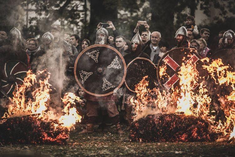 Rycerze na średniowiecznym jarmarku wokół zamku leśnickiego