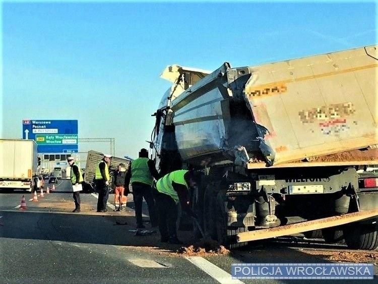 AOW była nieprzejezdna po wypadku tira i osobówki. Samochód spadł ze skarpy, są ranni