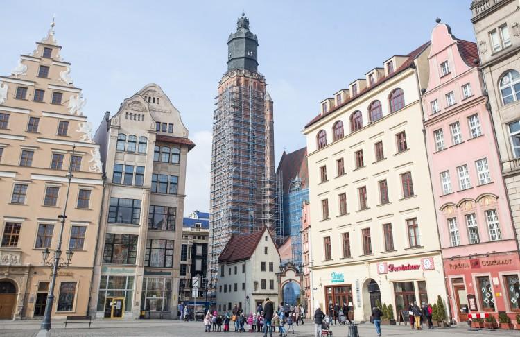 Trwa remont elewacji kościoła garnizonowego przy wrocławskim Rynku [ZDJĘCIA]