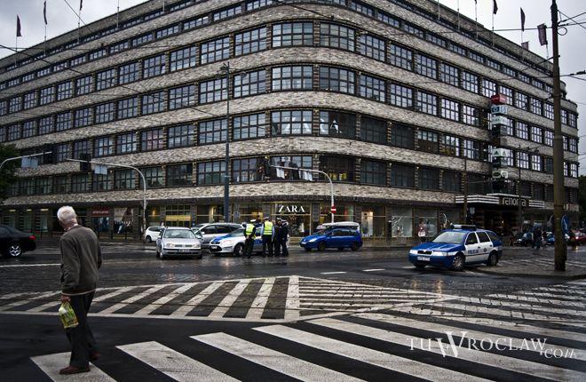 Policja szuka świadków dwóch identycznych wypadków: kierowcy potrącili pieszych, a później... odwieźli ich do domu