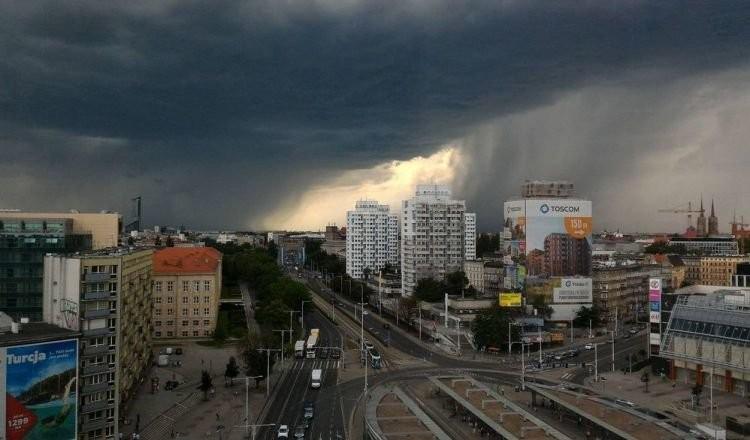 Cyklon Nasim wieje we Wrocławiu. IMGW wydał ostrzeżenie