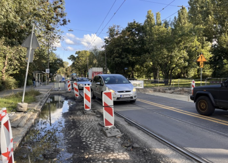 Wrocław: Zwężenie na Krakowskiej. Większe pojazdy ledwo się mieszczą, są ogromne korki