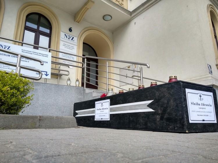 Wrocław: WIR i Piraci przynieśli trumnę pod NFZ [ZDJĘCIA]