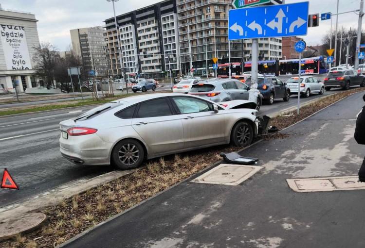 Wrocław: Ford wjechał w latarnię na placu Strzegomskim
