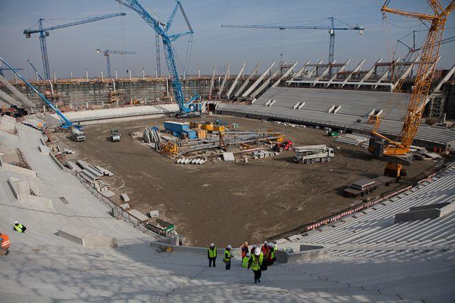 Na stadionie zaczęli montować dach