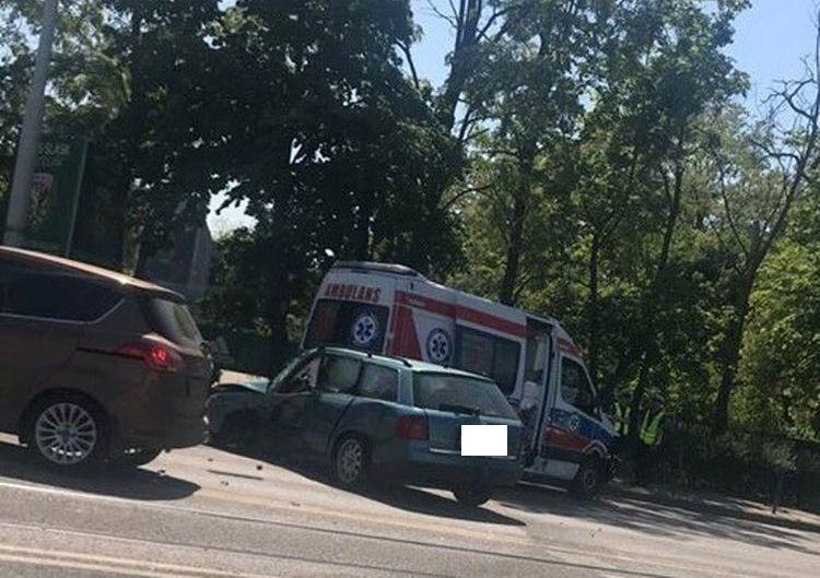 Karetka pogotowia zderzyła się z audi. Dwie osoby ranne